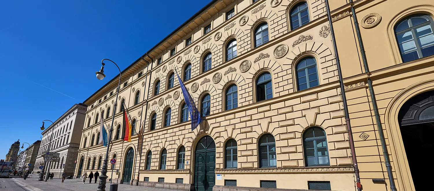Fassade des Bayer. Landessozialgerichts in München, Ludwigstraße 15