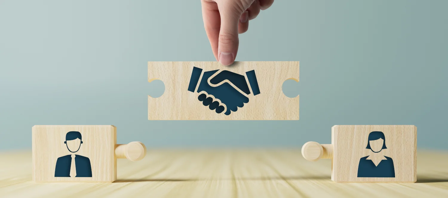 Güterichter und Mediation hölzerne Puzzleteile 