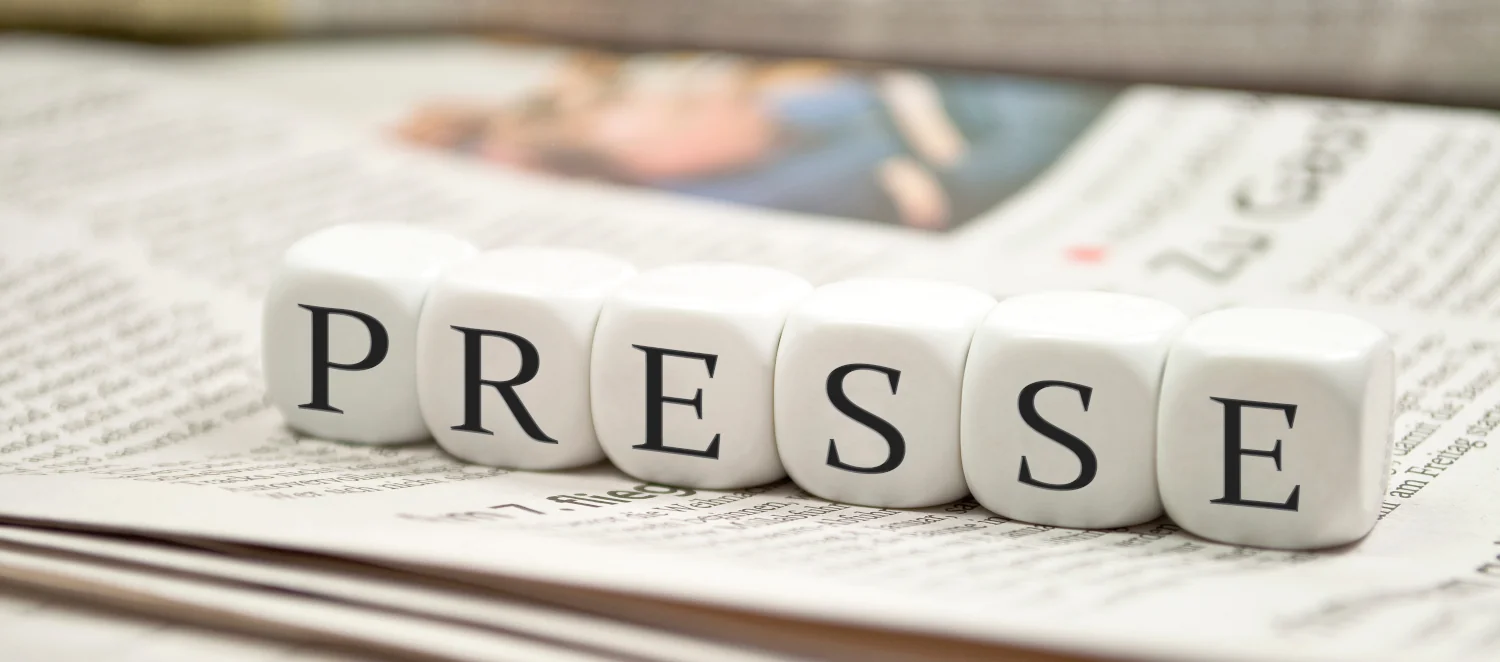 Weiße Würfel Buchstaben Presse