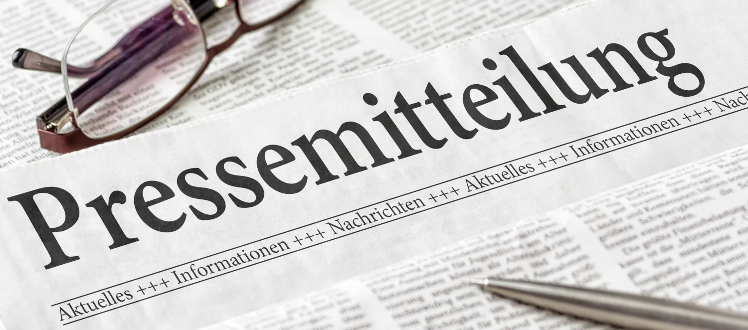 Zeitung mit der Überschrift Pressemitteilung